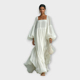 Въздушна рокля с изискана минималистична естетика