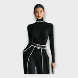 Елегантен цялостен гащеризон с минималистична естетика