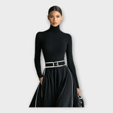 Дълга рокля с минималистичен финес