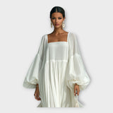 Въздушна рокля с изискана минималистична естетика