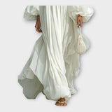 Въздушна рокля с изискана минималистична естетика